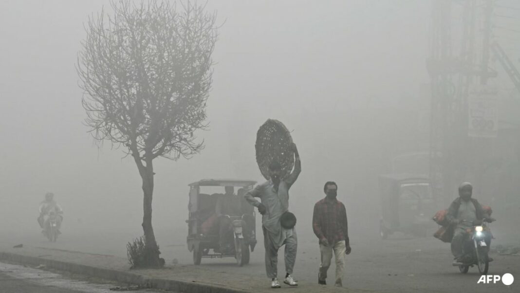 Pakistán limita las actividades al aire libre y los horarios de mercado para frenar las enfermedades relacionadas con la contaminación del aire
