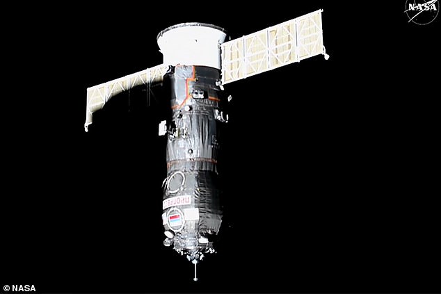 El Progress 90 se acopló al módulo ruso Poisk a las 9:31 am ET y los cosmonautas de Roscosmos identificaron un olor inmediatamente después de abrir la escotilla. La NASA dijo que la tripulación aún tiene que reabrir la escotilla.