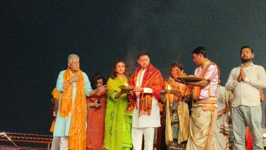 Parineeti Chopra y Raghav Chadha interpretan Ganga aarti en Varanasi. ver fotos
