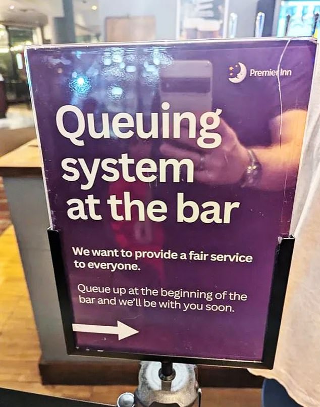 El nuevo sistema fue visto en el hotel Premier Inn del aeropuerto de Gatwick después de que se colocara un cartel cerca del bar.