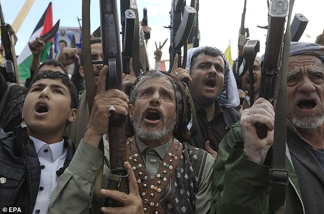 Los partidarios de los hutíes corean consignas mientras sostienen sus armas durante una protesta contra Estados Unidos y contra Israel en Saná, Yemen, el 22 de noviembre.