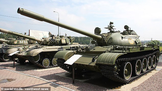 El régimen de Putin se ha visto obligado a recurrir a docenas de chirriantes tanques T-55 utilizados por el Hollywood ruso como accesorios en películas de guerra.