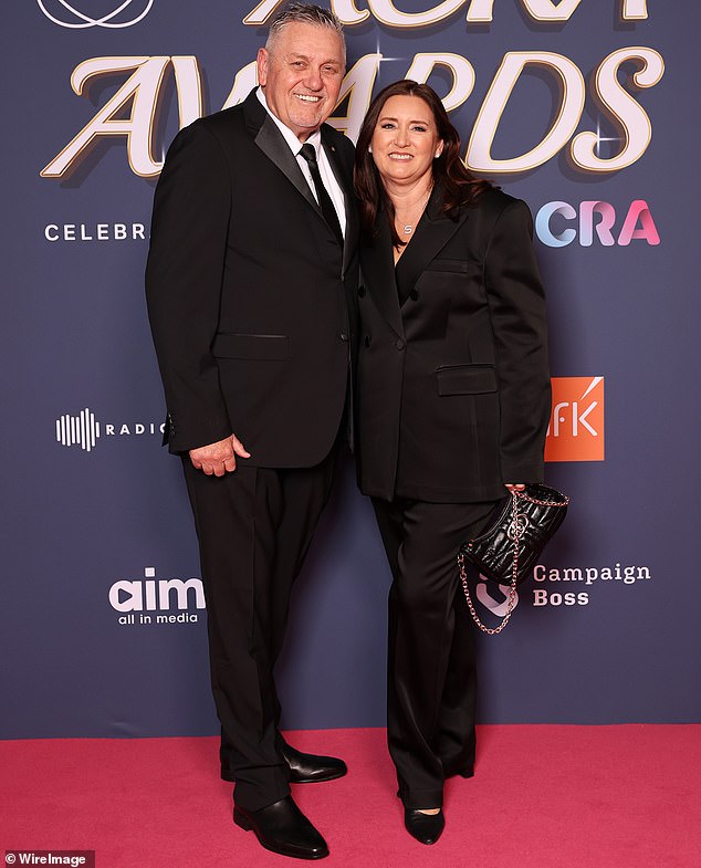 Ray Hadley (en la foto con su esposa Sophie Baird) ha anunciado que se retirará de 2GB después de gobernar las ondas durante sus dos décadas en la estación.