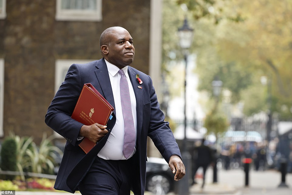 El Reino Unido ha presentado el mayor paquete de sanciones contra Rusia en 18 meses en una señal de apoyo a Ucrania. El Secretario de Asuntos Exteriores, David Lammy (en la foto), anunció 56 nuevas medidas dirigidas a proveedores industriales y grupos de mercenarios que operan en África.