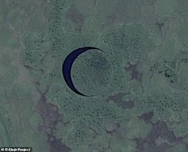 Conocida como 'El Ojo', esta misteriosa mancha verde de vegetación flota sobre un lago de aguas cristalinas en Argentina.