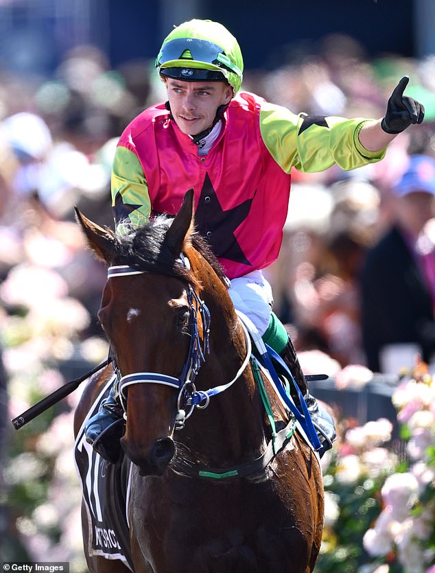 El jockey ganador de la Copa de Melbourne, Robbie Dolan, no es solo un aro talentoso: también tiene una voz para todas las edades.