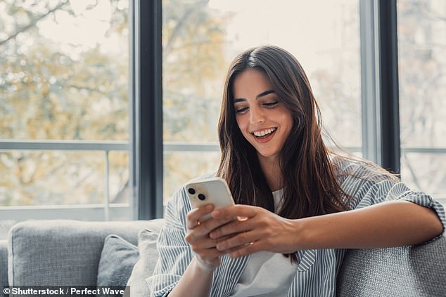 El último informe de Ofcom sobre los hábitos de Internet en Gran Bretaña encontró que las mujeres pasan 33 minutos más en línea cada día que los hombres. En 2024, la mujer promedio pasó cuatro horas y 36 minutos frente a sus dispositivos (foto de archivo)