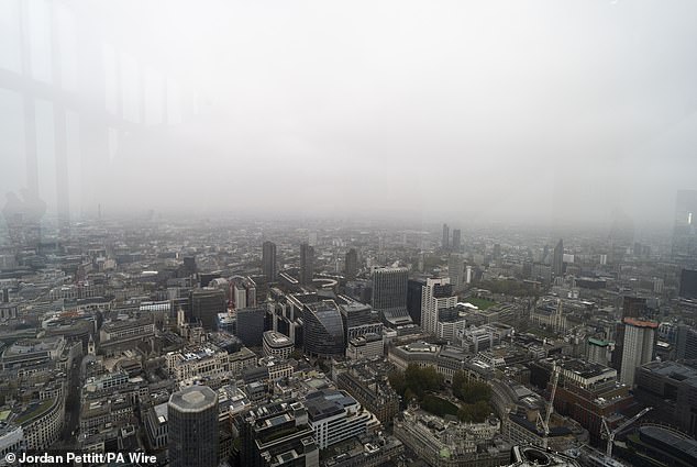 El cielo se vuelve gris, causado por la alta presión sobre el Reino Unido que atrapa la humedad cerca de la superficie de la Tierra, creando nubes persistentes o, en la jerga meteorológica, 