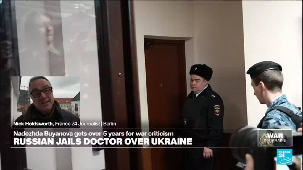 Rusia encarcela a un médico por criticar la campaña en Ucrania
