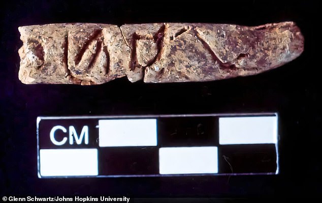 Durante una excavación en la antigua ciudad de Umm el-Marra se descubrieron objetos de arcilla del tamaño aproximado de dedos. Los símbolos grabados pueden ser parte del alfabeto más antiguo conocido.