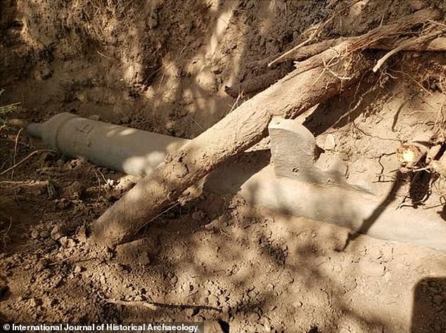 El cañón de bronce fue descubierto en el piso de una casa de adobe española utilizada por los colonos que se embarcaron en la expedición a Coronado hace casi 500 años.