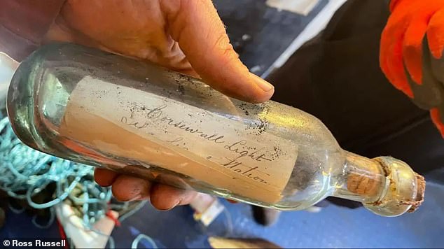 Los ingenieros que trabajaban en un faro remoto en Escocia se sorprendieron al encontrar un mensaje en una botella de los últimos ingenieros que trabajaron allí hace más de 130 años.