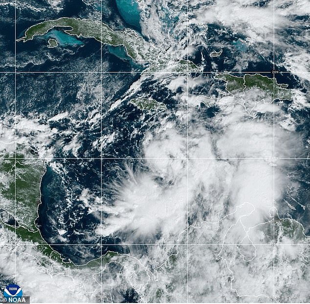 El Centro Nacional de Huracanes ha emitido una advertencia de huracán para partes del Caribe. La agencia también está monitoreando la trayectoria de la tormenta ya que podría cruzar Florida