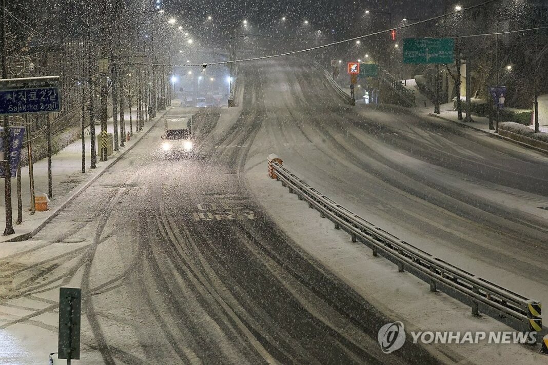 Heavy snow alerts issued in greater Seoul area, Gangwon Province; over 20 cm of snow seen in Seoul