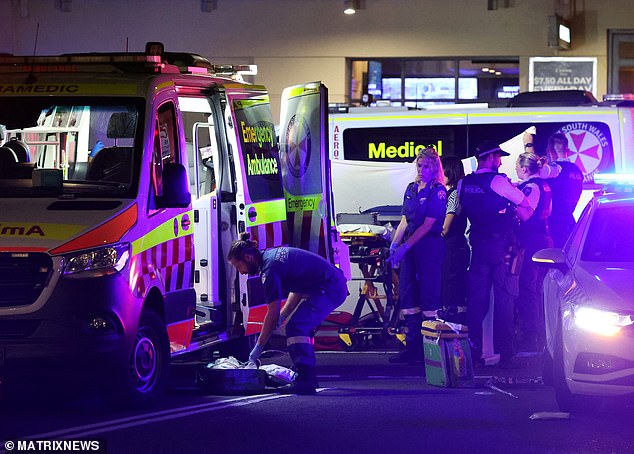 El tirador sigue huyendo después de que llamaron a la policía a Baptist Street en Surry Hills después de que los lugareños informaron haber escuchado disparos a las 7:45 p. m. del viernes (en la foto se muestra la escena del viernes).