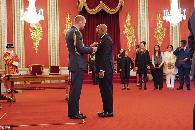 Ian Wright, de Londres, locutor y autor, es nombrado Oficial de la Orden del Imperio Británico por el Príncipe de Gales en el Palacio de Buckingham, Londres.