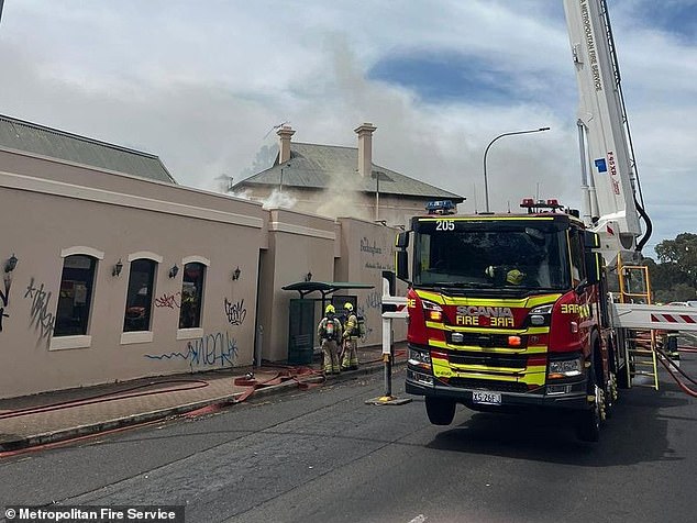 La policía está investigando las circunstancias en torno a un incendio en el histórico Buckingham Arms Hotel en el interior del norte de Adelaida.