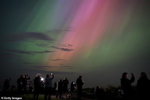 Se espera que los estadounidenses vean impresionantes auroras boreales el Día de Acción de Gracias después de que el sol liberara una ráfaga de energía el domingo.