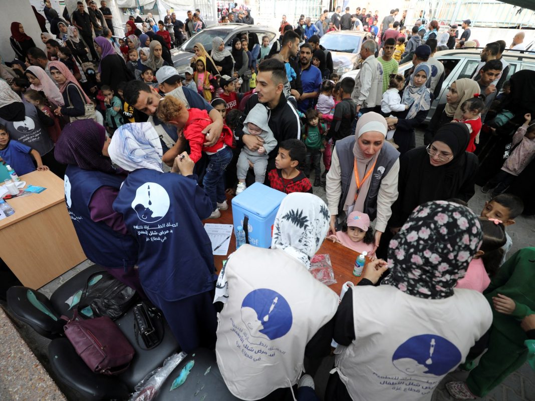 Se reanuda la campaña de vacunación contra la polio en Gaza mientras Israel continúa los ataques
