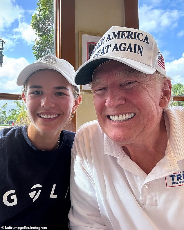 Kai, la nieta mayor de Donald Trump, a la izquierda, podía verse radiante después de enfrentarse a su abuelo en una ronda de golf en el Trump International Golf Club en West Palm Beach, Florida.