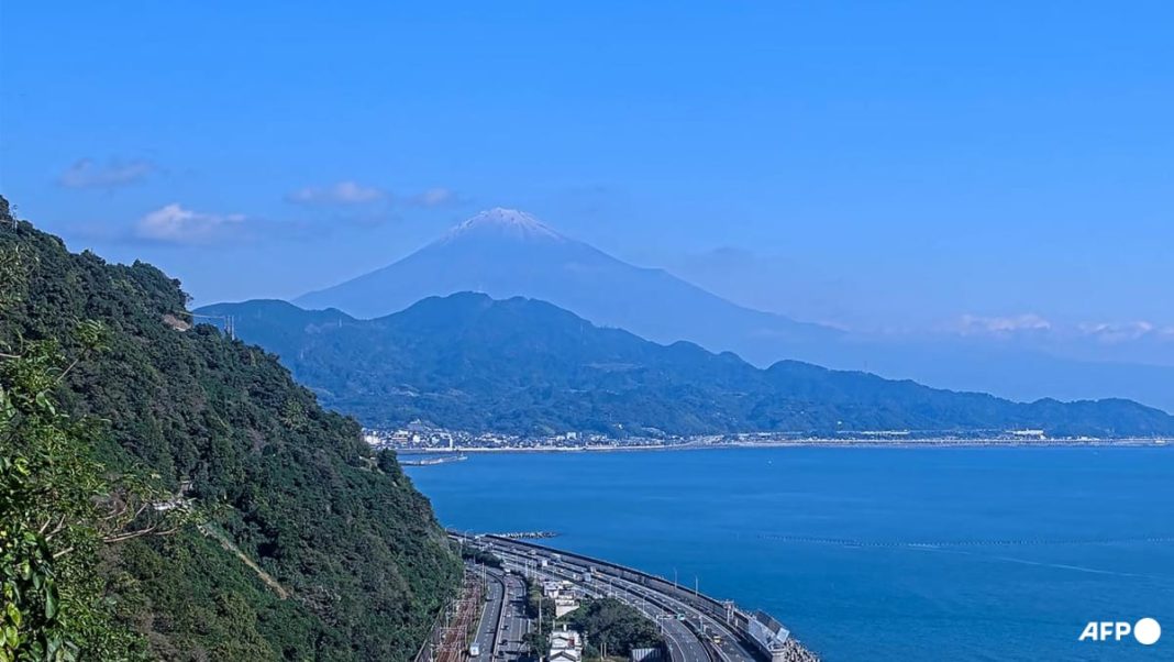 Se ve nieve en el Monte Fuji después de un tiempo récord sin nieve
