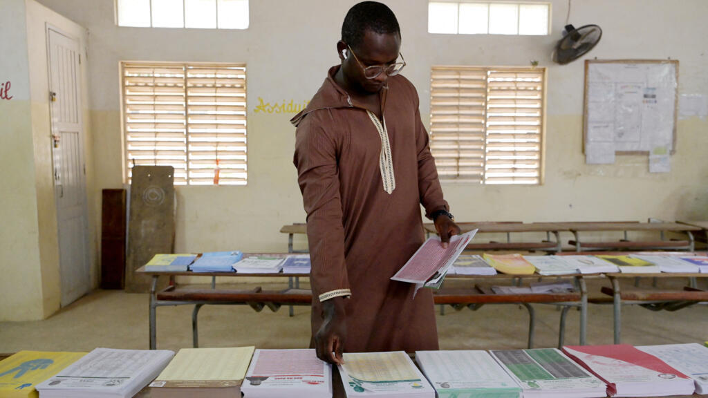 Senegal vota en las elecciones parlamentarias mientras Faye espera una mayoría para implementar reformas
