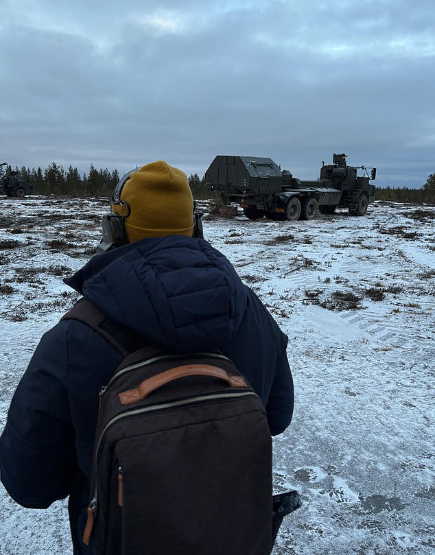 Si estalla la Tercera Guerra Mundial, estoy mirando el campo de batalla helado donde se librará: CHRIS PLEASANCE de MailOnline es testigo de la asombrosa potencia de fuego de la OTAN en la helada frontera rusa de Finlandia
