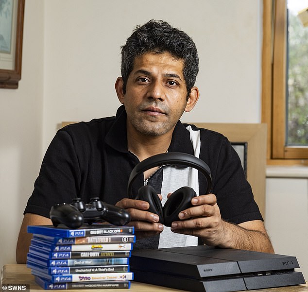 Avik Banerjee, un profesor universitario de 38 años en Bristol, jugó videojuegos en su consola de cinco a seis horas todos los días durante 15 años.