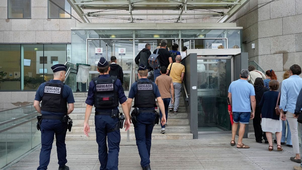 Sospechoso del mortal tiroteo de Halloween se entrega a la policía de París
