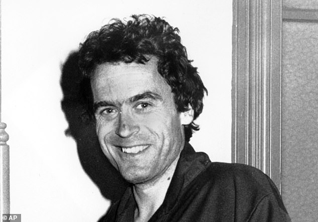 Ted Bundy agredió brutalmente y asesinó a 20 víctimas confirmadas (pero confesó un total de 30 asesinatos) entre 1974 y 1978. Todas sus víctimas eran mujeres.