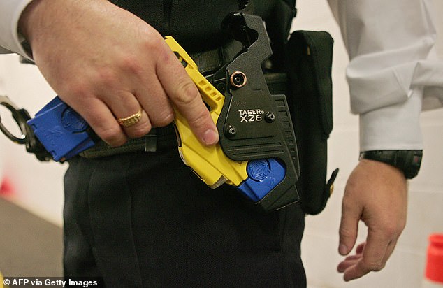 La policía arrestó a un hombre que le disparó con una pistola Taser y le roció gas pimienta después de que supuestamente apuñaló a una mujer que conocía en un tren (imagen de archivo de la Taser en la foto).