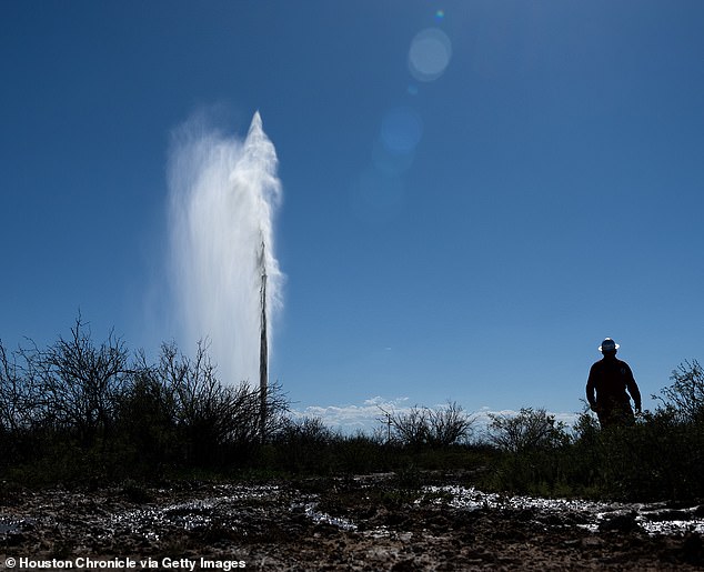 Un enorme géiser ha estado disparando agua a más de 100 pies en el aire, lo que se puede ver a kilómetros de distancia en Toyah, Texas.