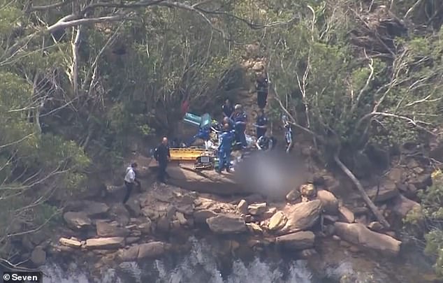 Un hombre de 19 años fue sacado inconsciente de la popular poza para nadar y murió en el lugar. En la foto aparecen los servicios de emergencia en el lugar.