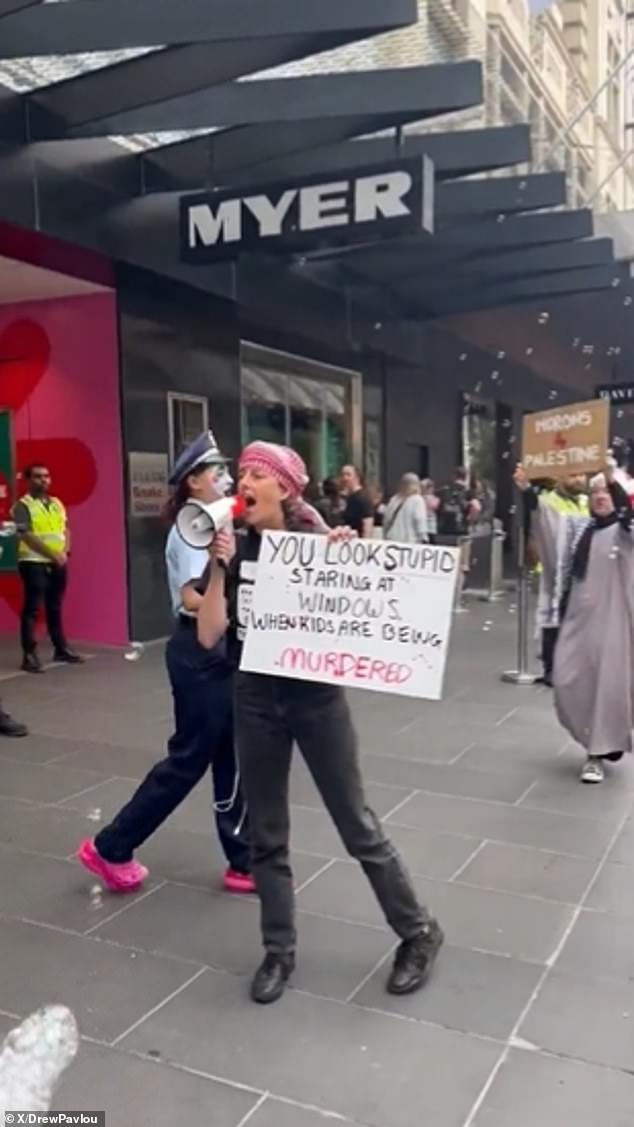 Manifestantes pro palestinos irrumpieron en la inauguración del escaparate navideño en Myer, en el distrito financiero central de Melbourne.