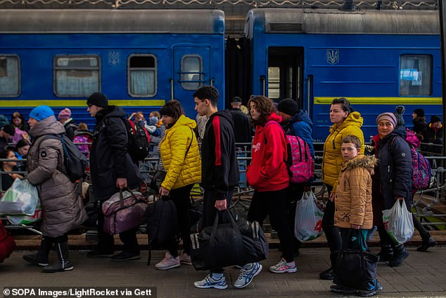 Multitudes de refugiados de Mariupol salen de la estación de tren de Lviv en vísperas de la guerra en 2022.