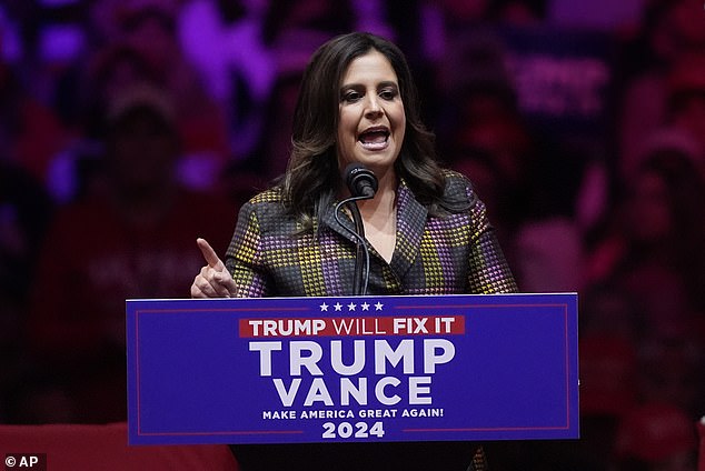 Aquí se ve a Stefanik hablando ante el expresidente Donald Trump, candidato presidencial republicano, en un mitin de campaña en el Madison Square Garden.