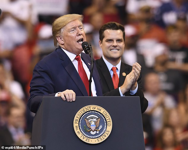 Donald J. Trump y el congresista de Florida Matt Gaetz asisten a un mitin de campaña