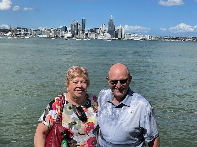 Jeff Gibb, de 73 años (en la foto con su esposa Jan) estaba en su vigésimo crucero cuando experimentó un ataque de enfermedad en el mar.