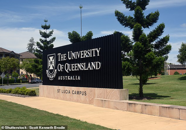 Se llamó a los servicios de emergencia a Sir Fred Schonell Drive, cerca del campus de la Universidad de Queensland (en la foto), a la 1:06 a. m. del sábado.