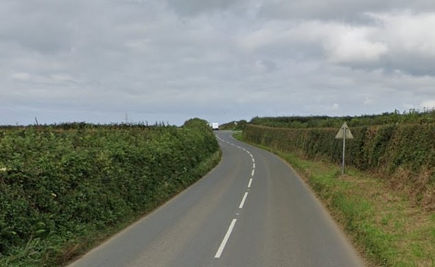 Los servicios de emergencia acudieron al lugar de una colisión que involucró a dos Seat Ibiza negros entre St Tudy y St Breward, cerca de la B3266 en Cornwall, alrededor de las 23.15 horas del viernes.