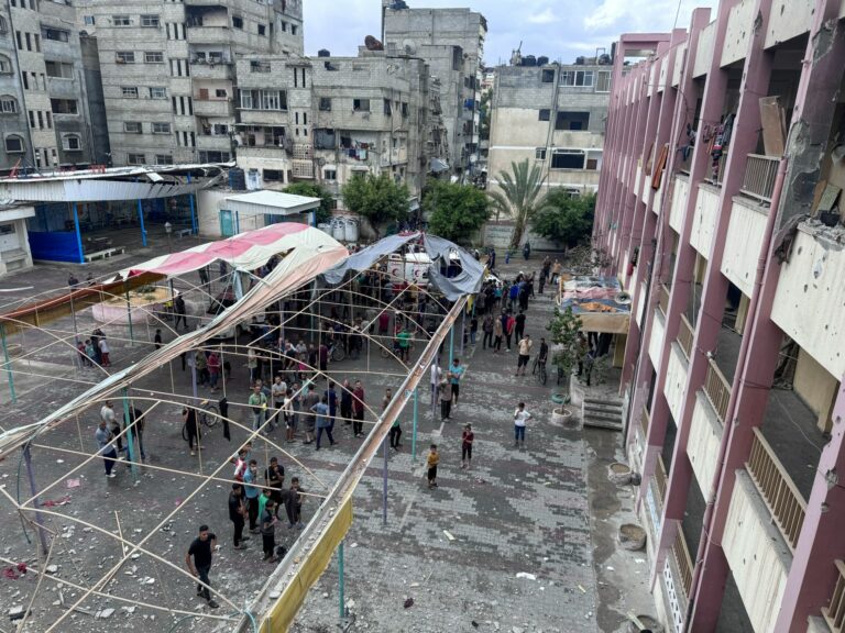 Un ataque aéreo israelí contra una escuela convertida en refugio en la ciudad de Gaza mata a 10 personas
