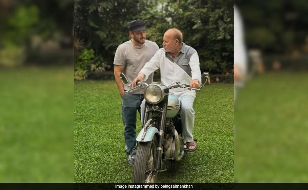 Un fotograma de gran éxito con Salman Khan con Salim Khan: 