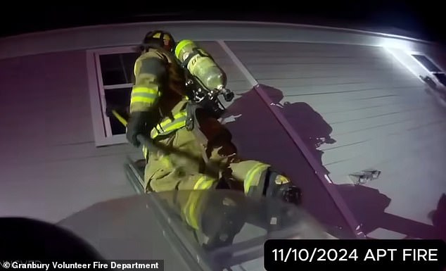 El teniente del Departamento de Bomberos Voluntarios del Condado de North Hood, Jonathan Head, usó un hacha para romper una ventana y meterse dentro de un edificio de apartamentos en llamas.