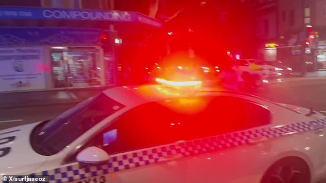 La policía acudió en masa a la intersección de las calles Cleveland y Bourke en Surry Hills después de que se informara que un hombre recibió un disparo alrededor de las 8 p.m. del viernes.