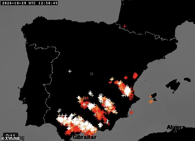 El vídeo, compartido por WxNB, un servicio de mapas meteorológicos, mostraba puntos turísticos como Málaga, Marbella y Murcia inundados por rayos.