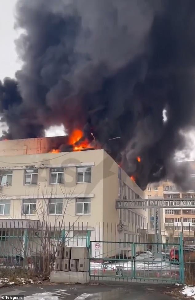 Un infierno arrasa un hospital ruso cuando los pacientes saltan por las ventanas
