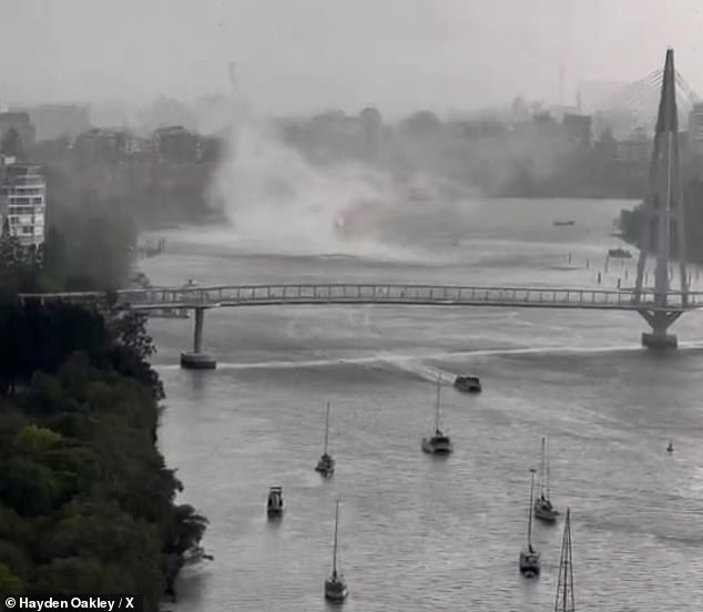 El gustnado, que es un pequeño torbellino diferente al de un tornado, fue visto en el río Brisbane en Kangaroo Point en medio de vientos peligrosos y fuertes lluvias el viernes por la tarde.