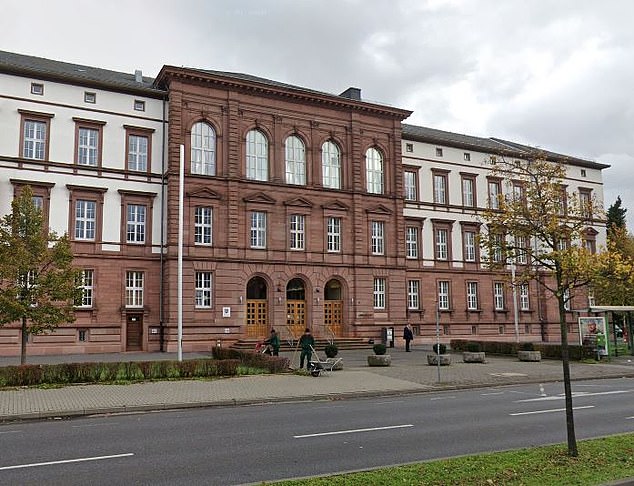 Un hombre de Eritrea está siendo juzgado en Gissen, Alemania, después de supuestamente dejar embarazada a su hija de 12 años mientras vivían juntos en un refugio para refugiados. En la foto: tribunal regional de Gissen