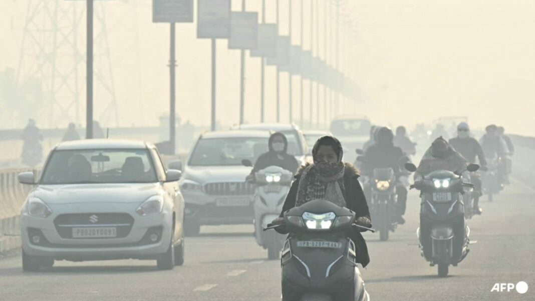 Un tribunal de la India ordena a la capital afectada por el smog que intensifique las restricciones a los vehículos
