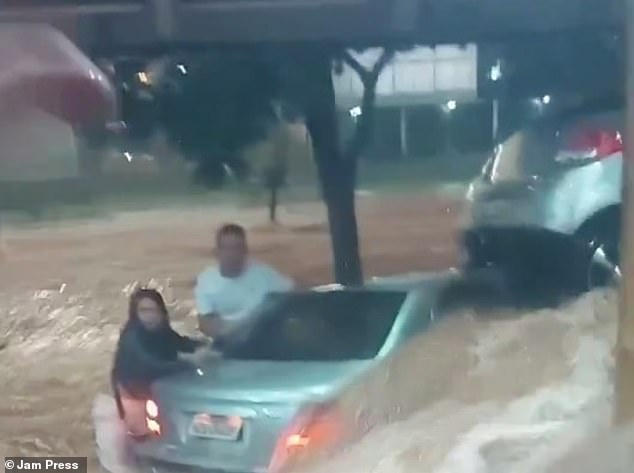 Un vídeo grabado en la ciudad alrededor de la 1 de la madrugada muestra a la influencer de 28 años agarrando un coche plateado mientras el agua les llega hasta la cintura a ella y a su marido.